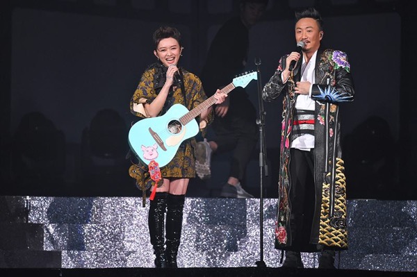 担任郑中基演唱会嘉宾 陈明憙自带猪头像做吉祥物