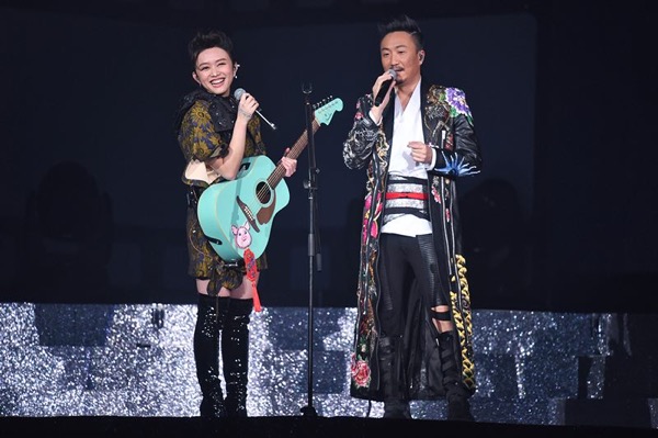 担任郑中基演唱会嘉宾 陈明憙自带猪头像做吉祥物