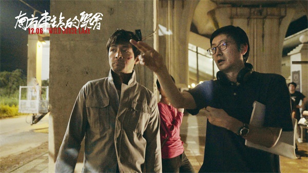导演刁亦男给胡歌说戏.jpg
