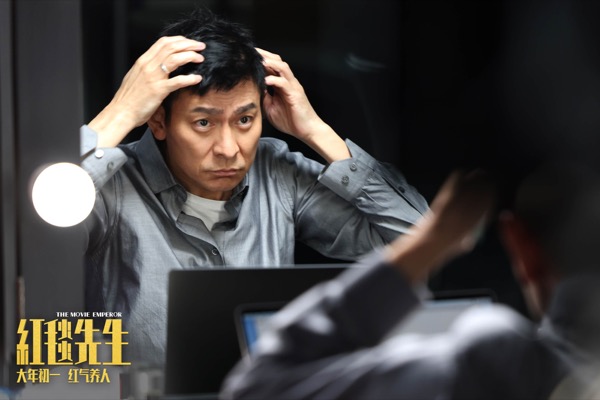 1706587804869078795.jpg 1. 刘伟驰整理发型.jpg