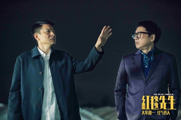 1706587818032020475.jpg 2. 刘伟驰和经纪人在农村体验生活.jpg