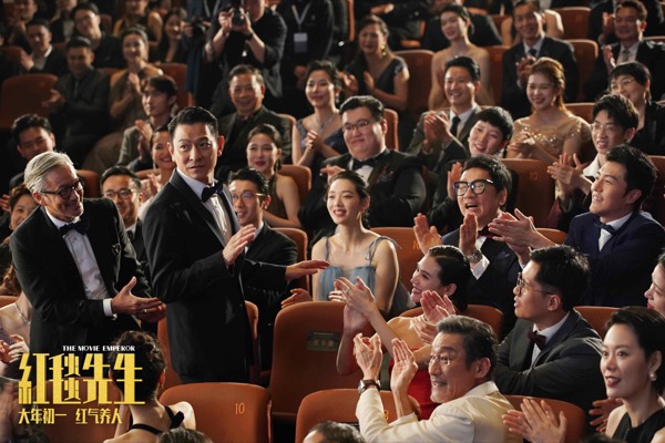 1707363895942023979.jpg 2、刘伟驰参加颁奖典礼.jpg