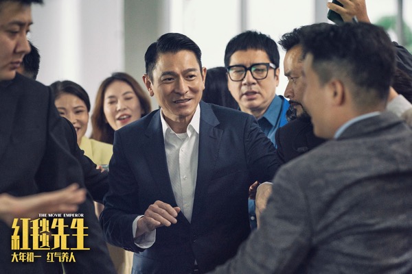 1707363906100028082.jpg 3、刘伟驰跟粉丝打招呼.jpg