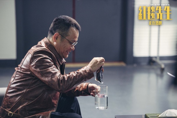 1710474261288027910.jpg 2、导演林浩在休息间手拿中药包.jpg