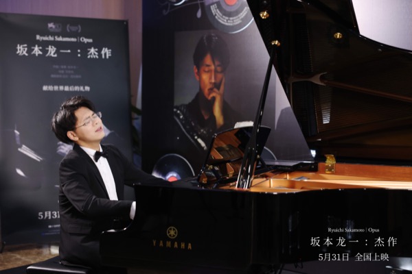 1716864641087064941.jpg 乐迷深情弹奏.jpg