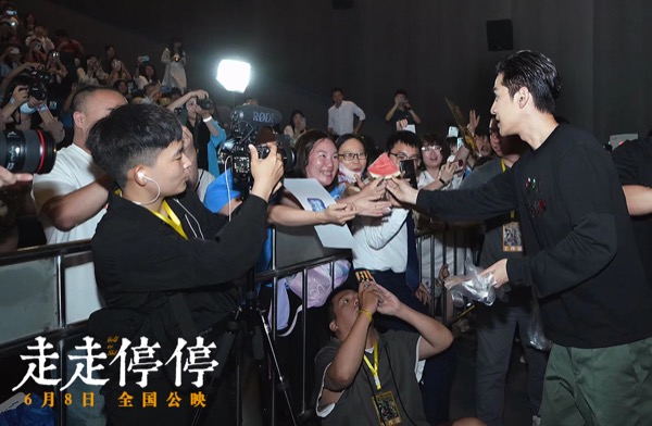 1717040521830055090.jpg 3-胡歌给观众送西瓜.jpg