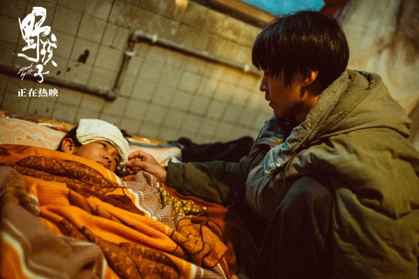 02、哥哥马亮照顾发烧的弟弟轩轩.jpg