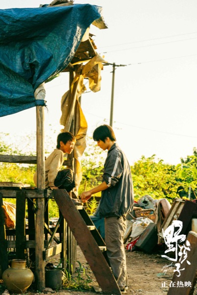 05、哥哥马亮教弟弟轩轩如何系紧鞋带.jpg