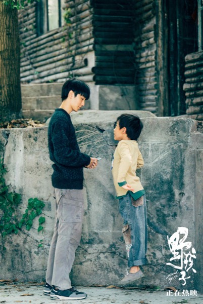 06、哥哥马亮与弟弟轩轩在公园玩耍.jpg