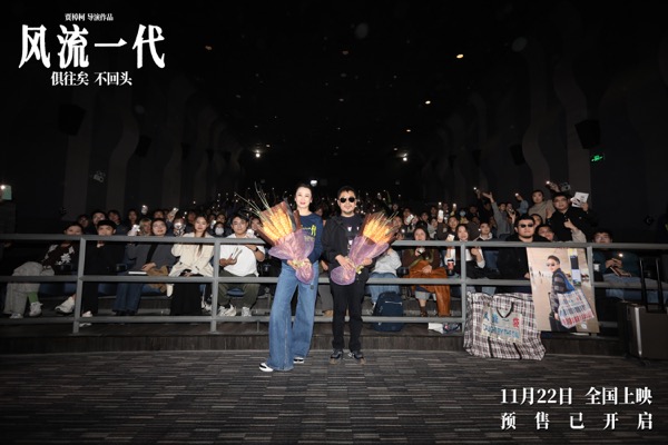 济南路演与观众合影图.jpg