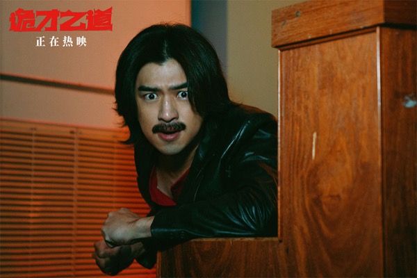 1.“旺来”吓人小队总指挥Makoto观察状况，发号施令.jpg