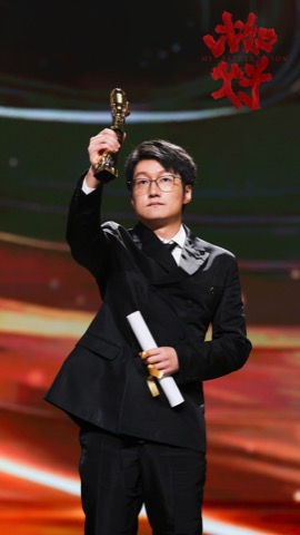 《比如父子》导演仇晟获上影节最佳艺术贡献奖.jpg